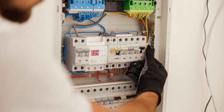 Eletricista em início de carreira? 5 dicas para trabalhar com segurança e evitar choques
